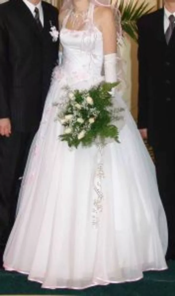 Продам свадебное платье белого цвета с розовыми деталями 